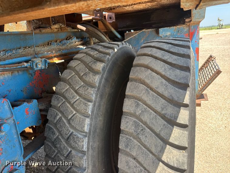 image for item NJ9265 1992 Ford Aeromax L9000 pulling truck