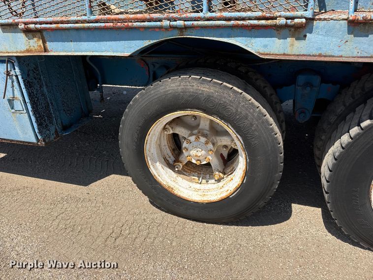 image for item NJ9265 1992 Ford Aeromax L9000 pulling truck
