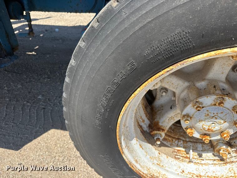 image for item NJ9265 1992 Ford Aeromax L9000 pulling truck