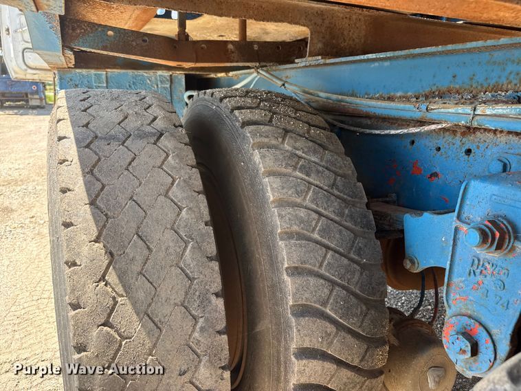 image for item NJ9265 1992 Ford Aeromax L9000 pulling truck