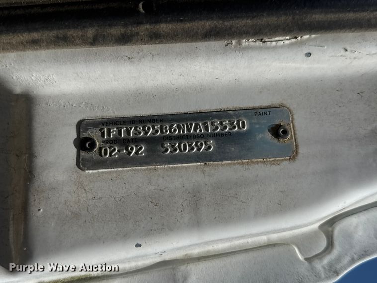 image for item NJ9265 1992 Ford Aeromax L9000 pulling truck