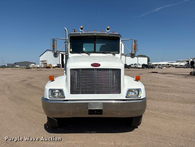 image for item NM9805 2000 Peterbilt 330 Service Truck