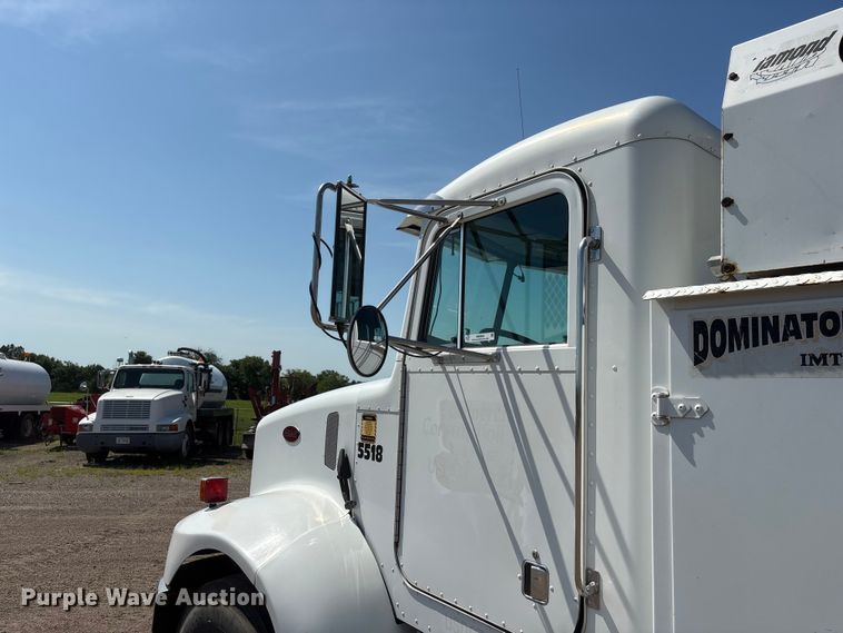 image for item NM9805 2000 Peterbilt 330 Service Truck