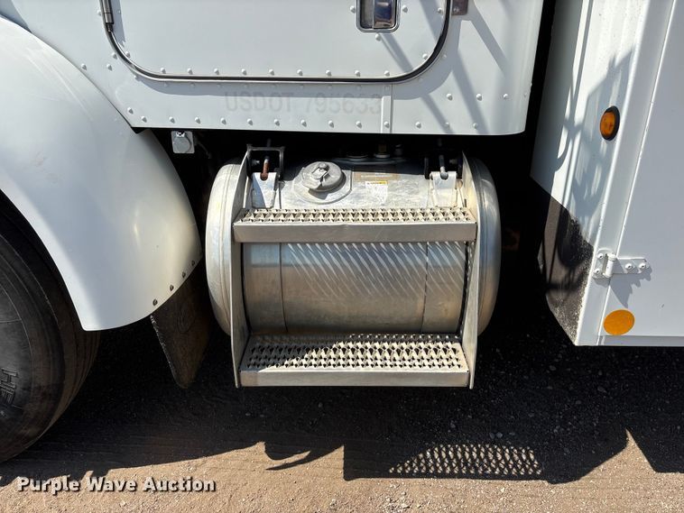 image for item NM9805 2000 Peterbilt 330 Service Truck