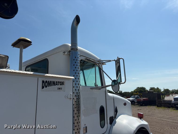 image for item NM9805 2000 Peterbilt 330 Service Truck