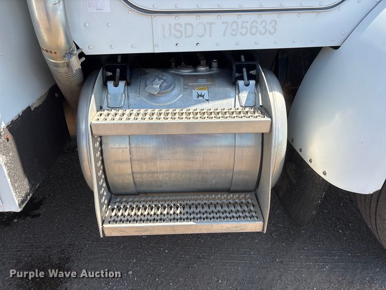 image for item NM9805 2000 Peterbilt 330 Service Truck
