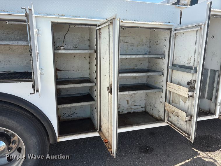 image for item NM9805 2000 Peterbilt 330 Service Truck