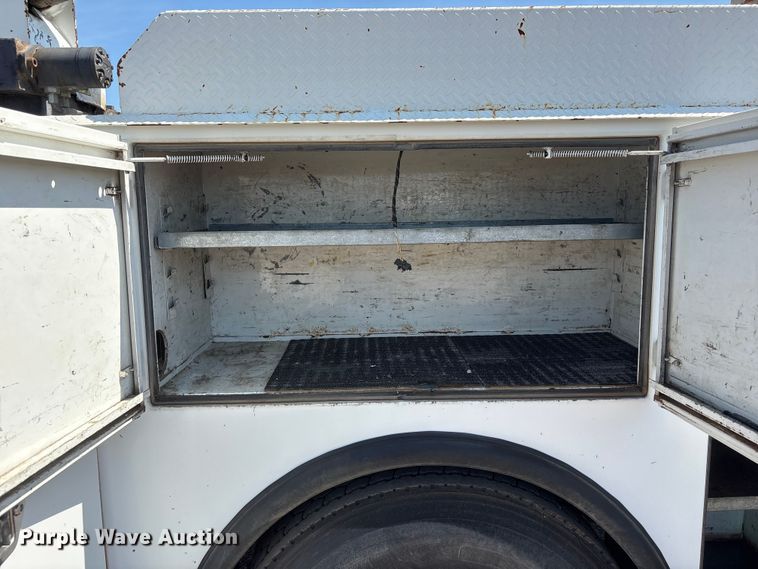 image for item NM9805 2000 Peterbilt 330 Service Truck