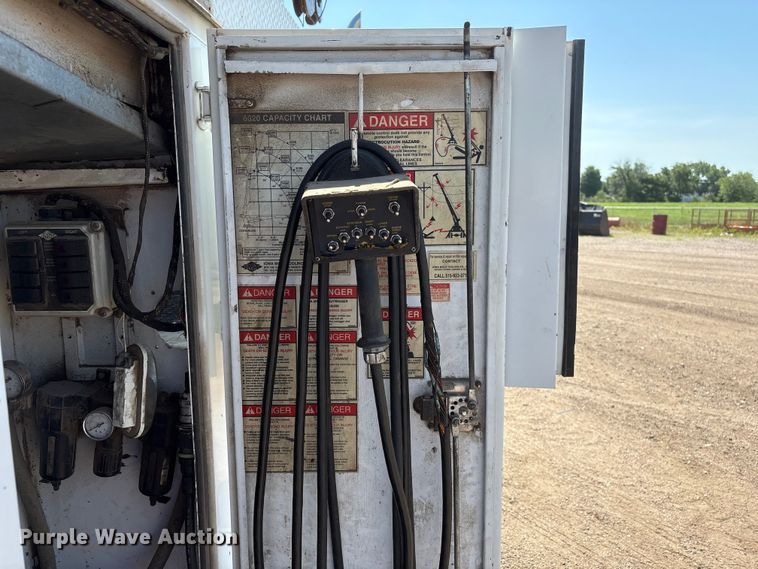 image for item NM9805 2000 Peterbilt 330 Service Truck