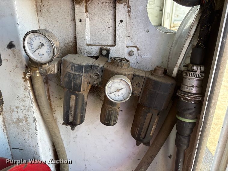image for item NM9805 2000 Peterbilt 330 Service Truck