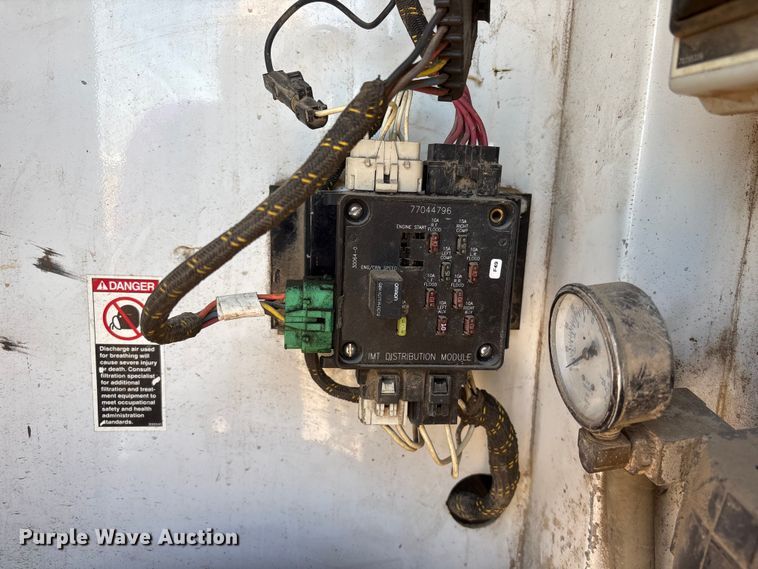 image for item NM9805 2000 Peterbilt 330 Service Truck