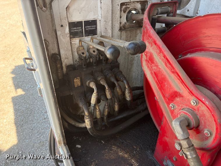 image for item NM9805 2000 Peterbilt 330 Service Truck