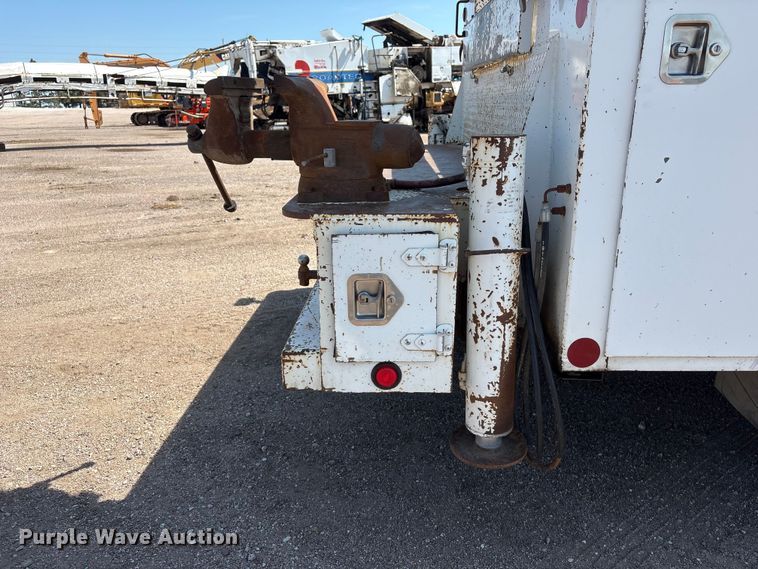 image for item NM9805 2000 Peterbilt 330 Service Truck