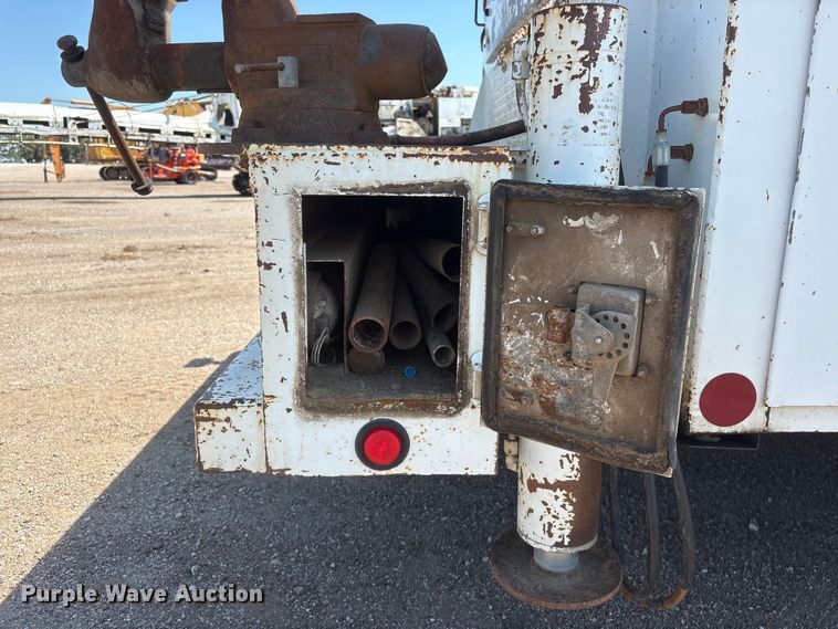 image for item NM9805 2000 Peterbilt 330 Service Truck