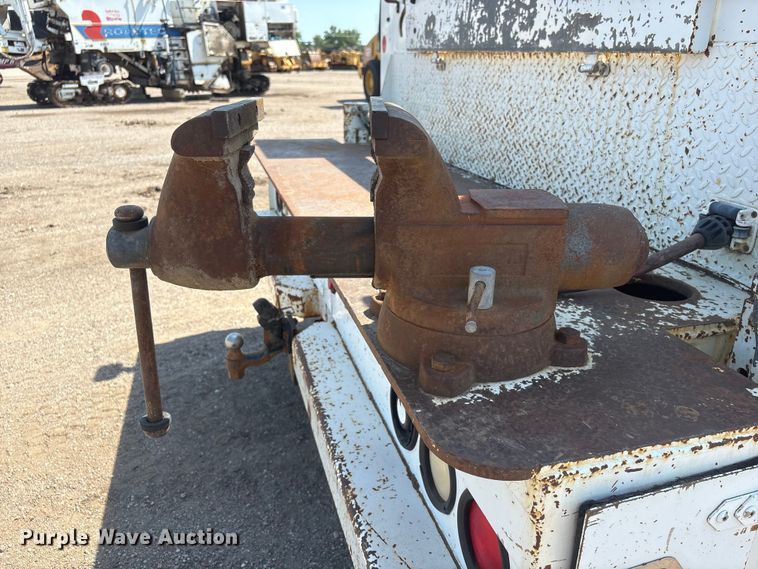 image for item NM9805 2000 Peterbilt 330 Service Truck