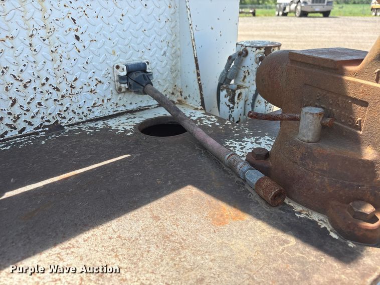 image for item NM9805 2000 Peterbilt 330 Service Truck