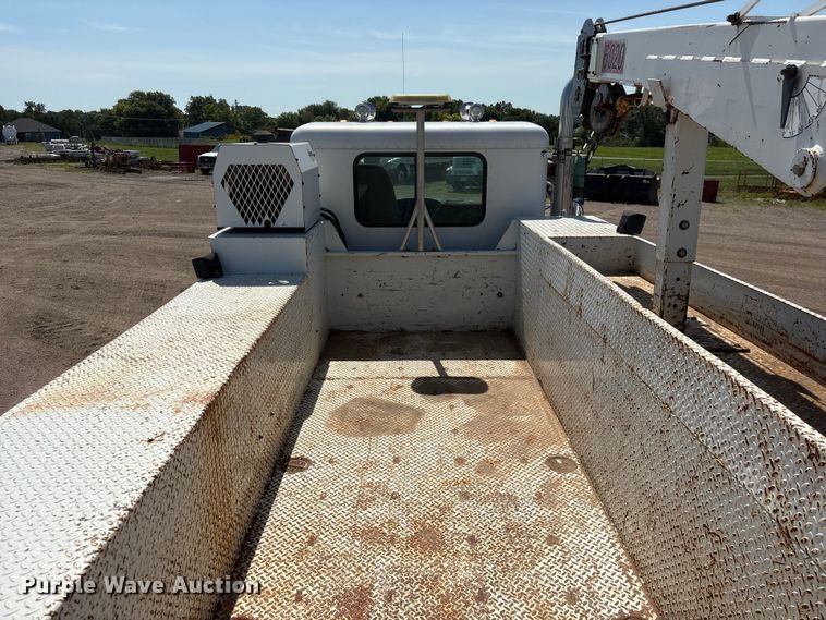 image for item NM9805 2000 Peterbilt 330 Service Truck