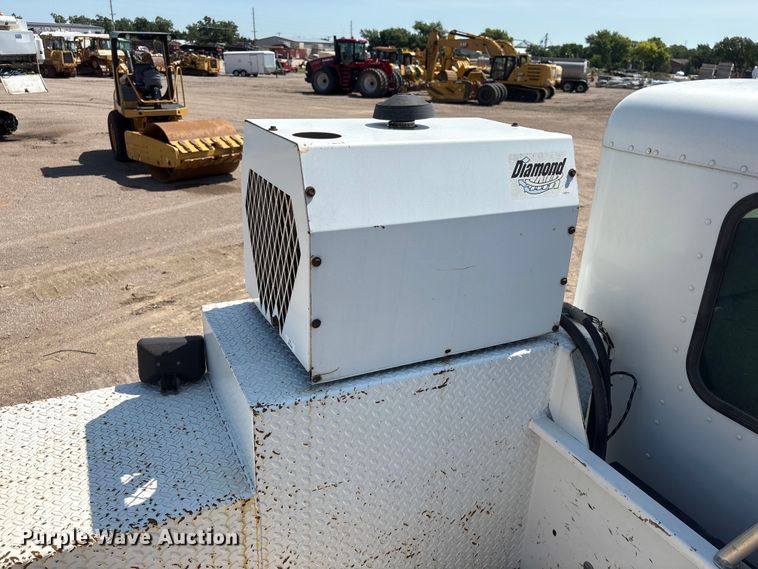 image for item NM9805 2000 Peterbilt 330 Service Truck
