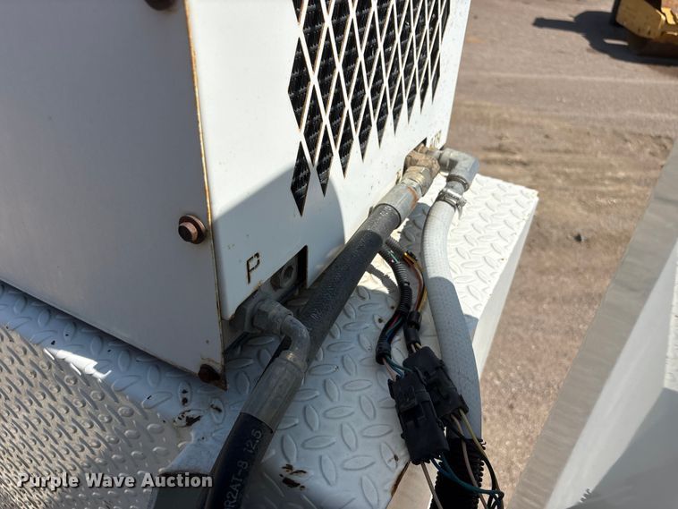 image for item NM9805 2000 Peterbilt 330 Service Truck