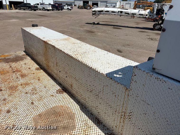 image for item NM9805 2000 Peterbilt 330 Service Truck