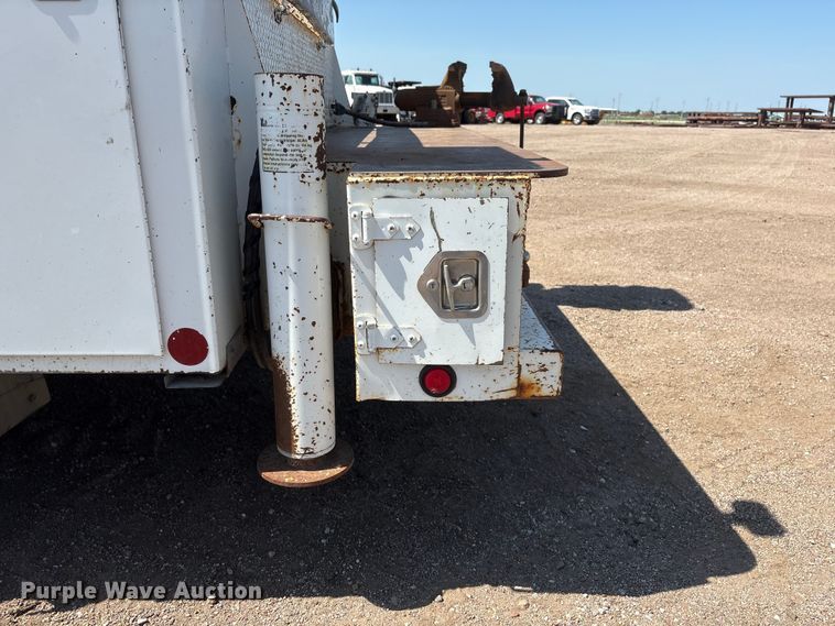 image for item NM9805 2000 Peterbilt 330 Service Truck