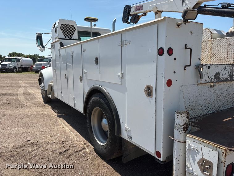 image for item NM9805 2000 Peterbilt 330 Service Truck