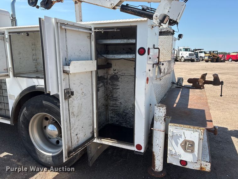image for item NM9805 2000 Peterbilt 330 Service Truck