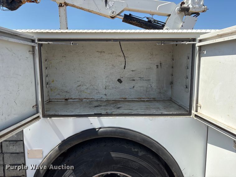 image for item NM9805 2000 Peterbilt 330 Service Truck