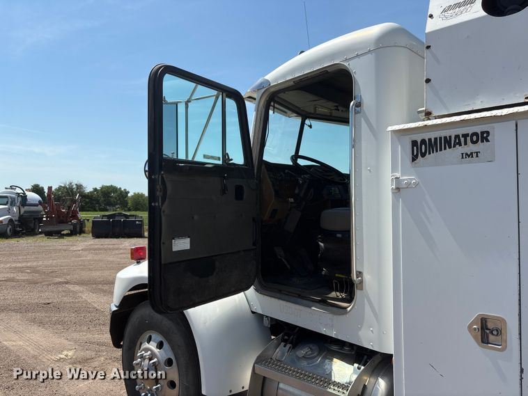 image for item NM9805 2000 Peterbilt 330 Service Truck