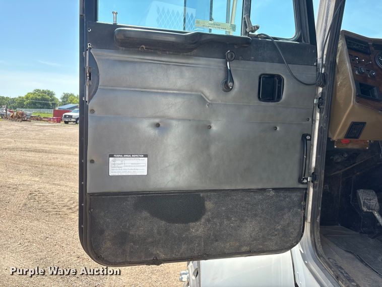 image for item NM9805 2000 Peterbilt 330 Service Truck