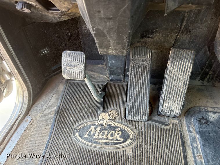 image for item NM9805 2000 Peterbilt 330 Service Truck