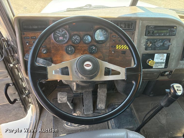 image for item NM9805 2000 Peterbilt 330 Service Truck