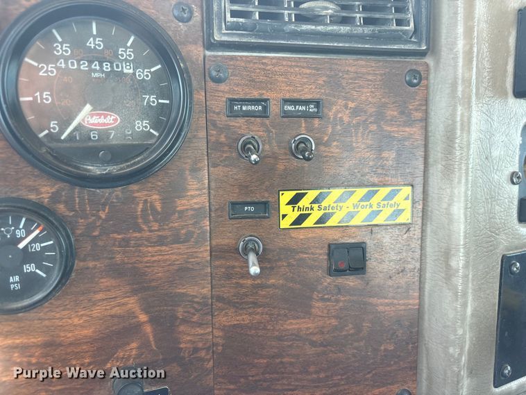 image for item NM9805 2000 Peterbilt 330 Service Truck