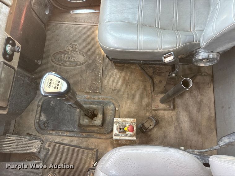 image for item NM9805 2000 Peterbilt 330 Service Truck
