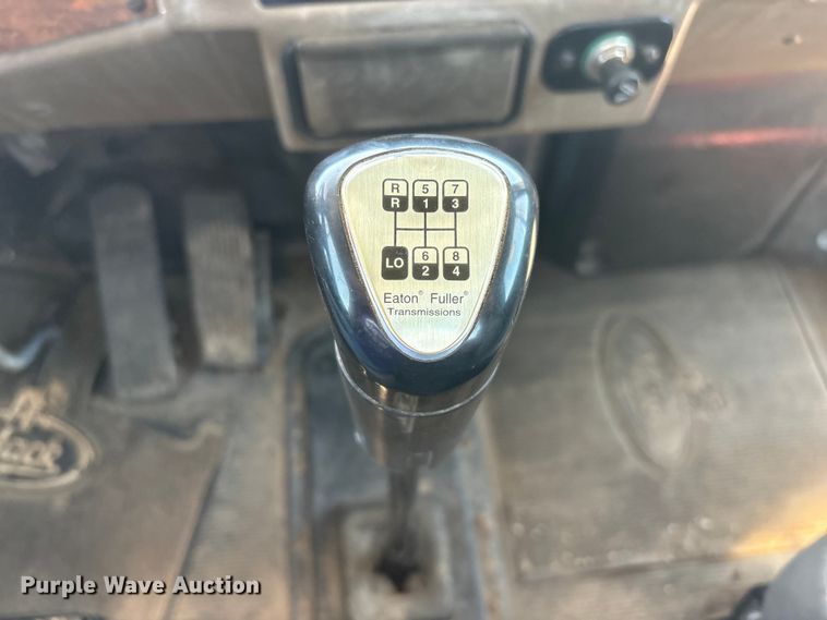 image for item NM9805 2000 Peterbilt 330 Service Truck