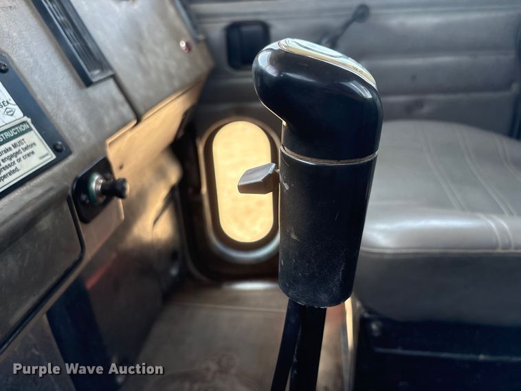 image for item NM9805 2000 Peterbilt 330 Service Truck