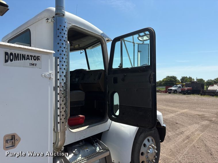 image for item NM9805 2000 Peterbilt 330 Service Truck