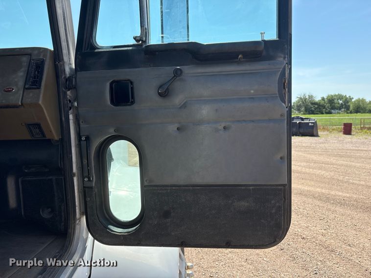 image for item NM9805 2000 Peterbilt 330 Service Truck