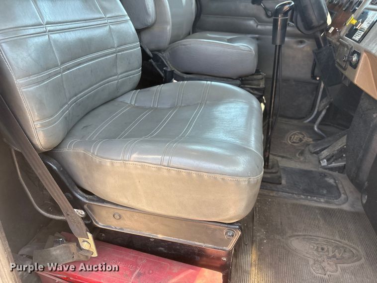 image for item NM9805 2000 Peterbilt 330 Service Truck