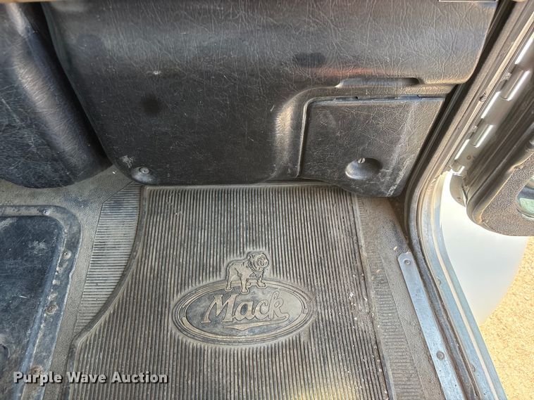 image for item NM9805 2000 Peterbilt 330 Service Truck