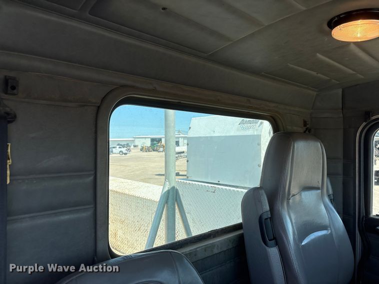 image for item NM9805 2000 Peterbilt 330 Service Truck
