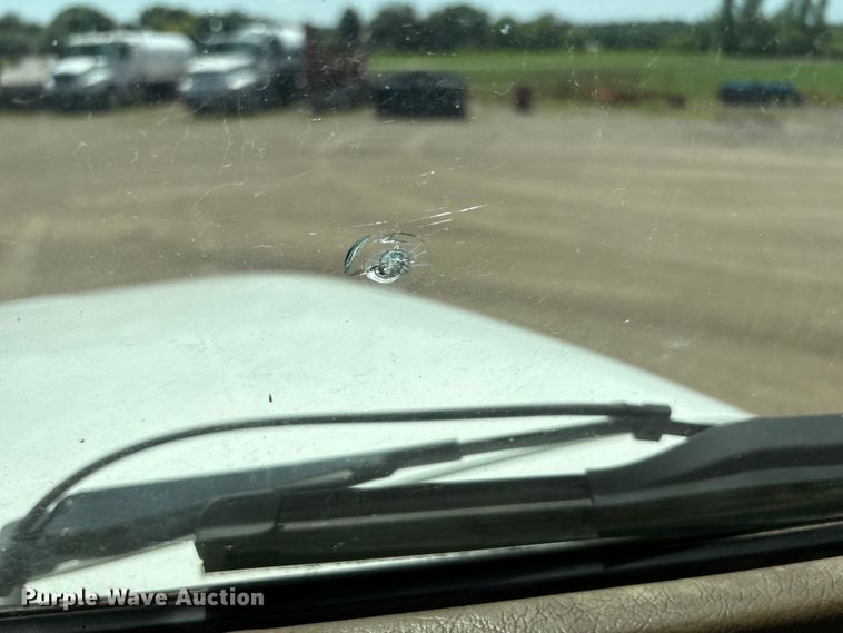 image for item NM9805 2000 Peterbilt 330 Service Truck