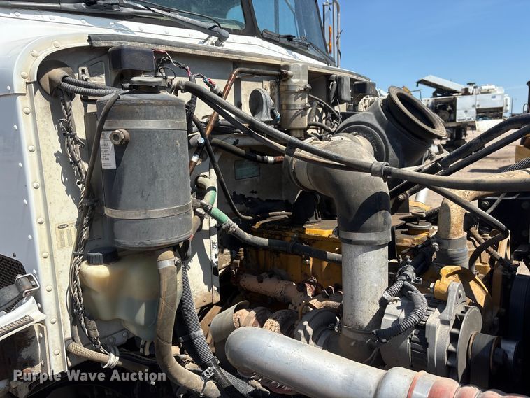 image for item NM9805 2000 Peterbilt 330 Service Truck
