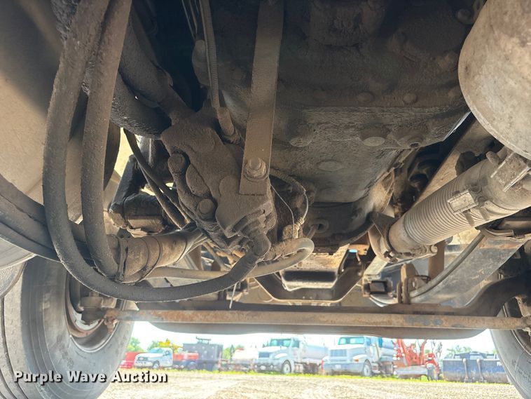 image for item NM9805 2000 Peterbilt 330 Service Truck