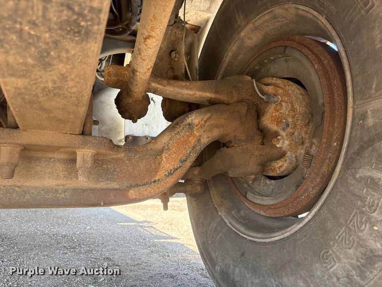 image for item NM9805 2000 Peterbilt 330 Service Truck