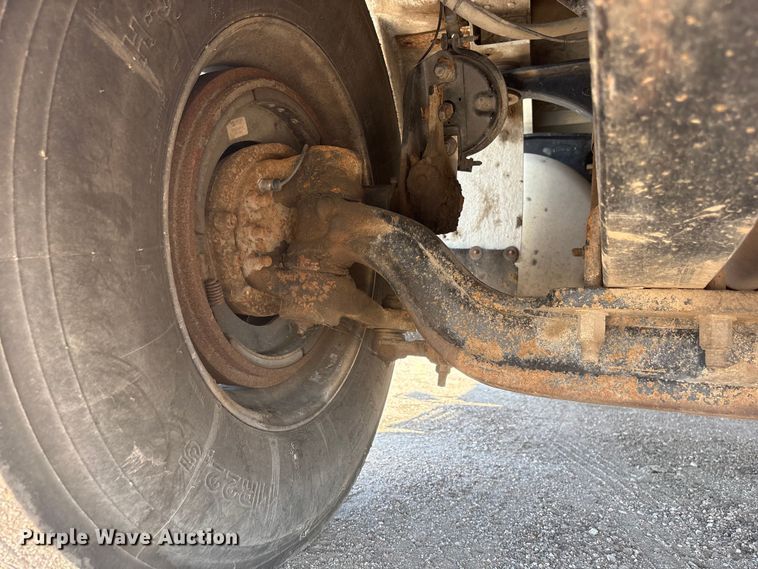 image for item NM9805 2000 Peterbilt 330 Service Truck