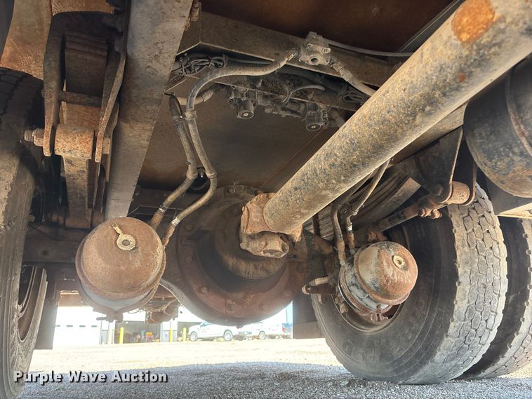 image for item NM9805 2000 Peterbilt 330 Service Truck