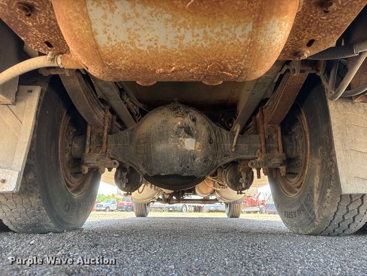 image for item NM9805 2000 Peterbilt 330 Service Truck