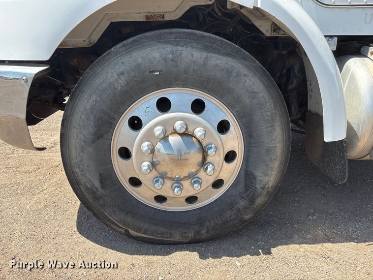 image for item NM9805 2000 Peterbilt 330 Service Truck