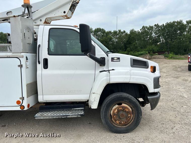 image for item NM9828 2005 Chevrolet C4500 bucket truck